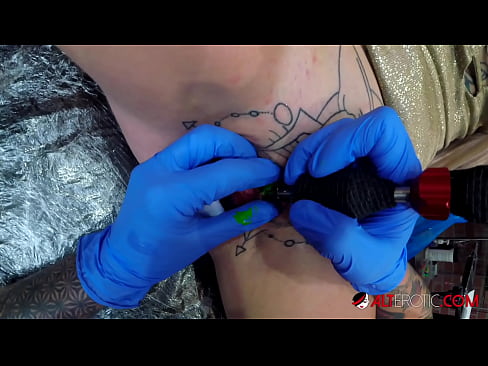 ❤️ Sully Savage, hottie estremamente tatuata, hà fattu un tatuatu nantu à u clitoris ️❌ Video cazzo à co.pornado-co.ru ☑